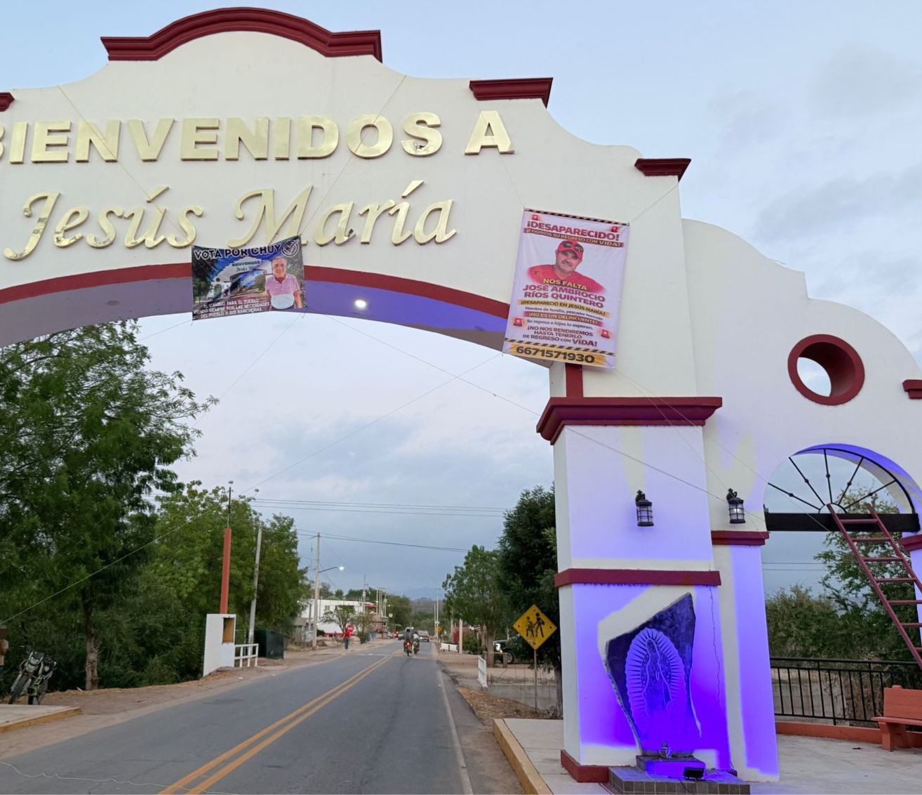 Colocan lonas en el arco de Jesús María para localizar a José Ambrocio Ríos