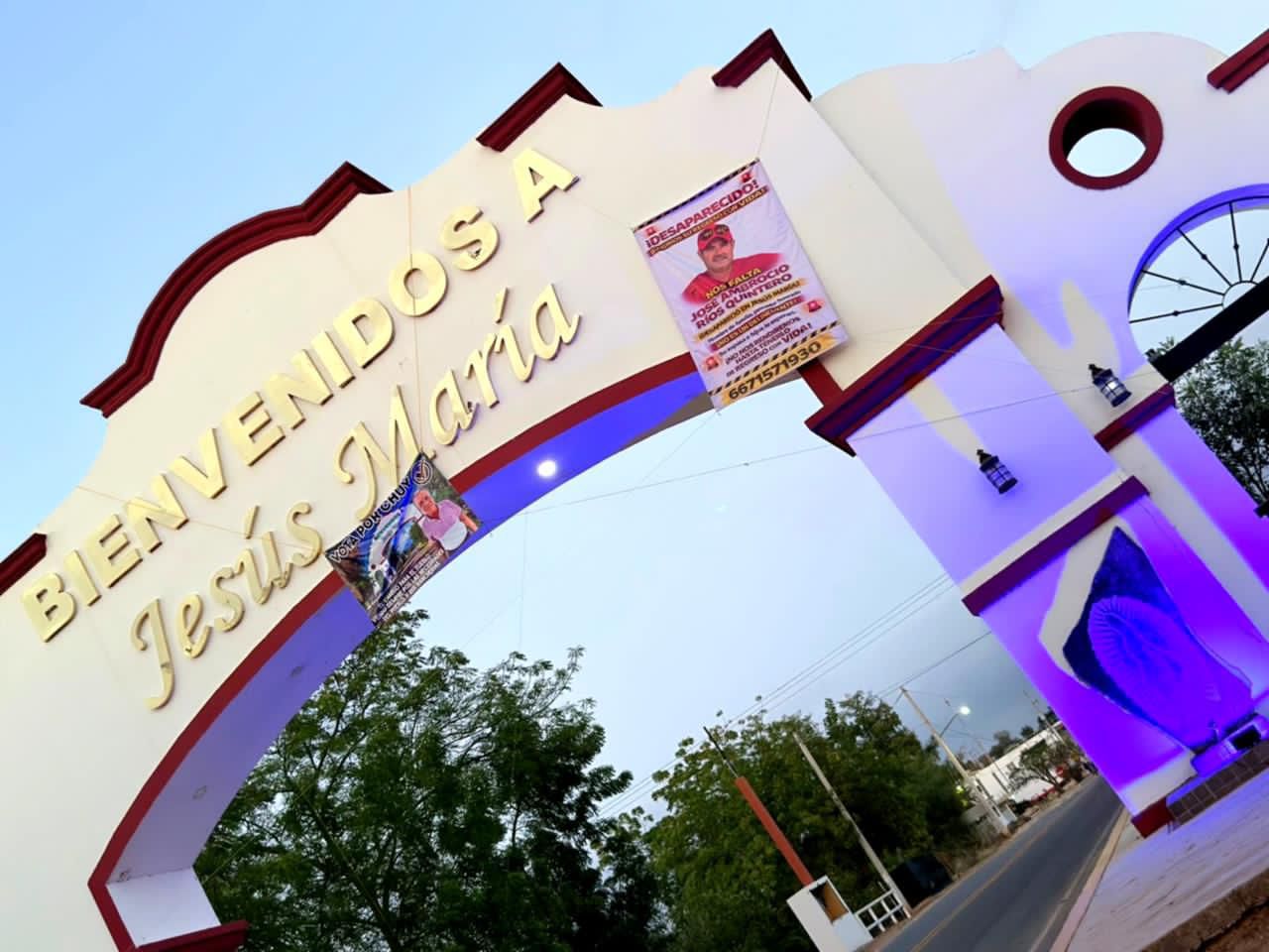 Colocan lonas en el arco de Jesús María para localizar a José Ambrocio Ríos