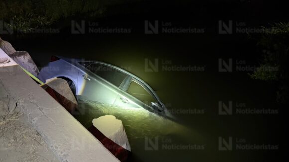 Por querer esquivar a un motociclista, conductor de un vehículo cae a canal en Cohuibampo, Ahome, Sinaloa