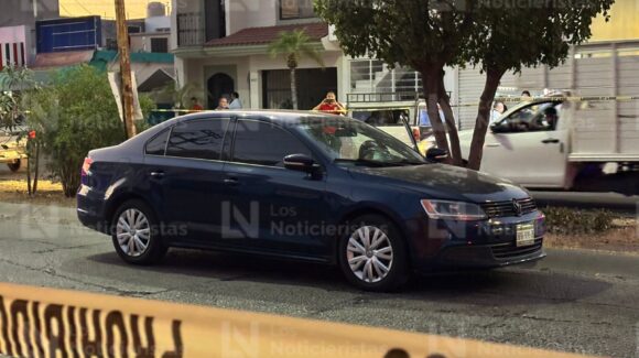 ¡Quedó la puerta del piloto abierta! ‘Levantan’ al conductor de un Volkswagen Jetta en el sector Terranova de Culiacán