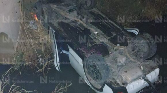 Conductor de vagoneta cae dentro de un canal en el ejido 9 de Diciembre en Ahome, Sinaloa