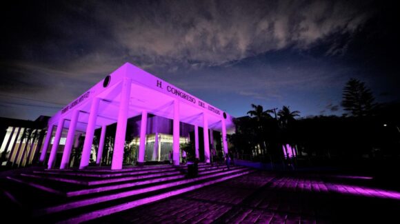Para conmemorar el Día Internacional de las Mujeres, el Congreso de Sinaloa se ilumina de morado