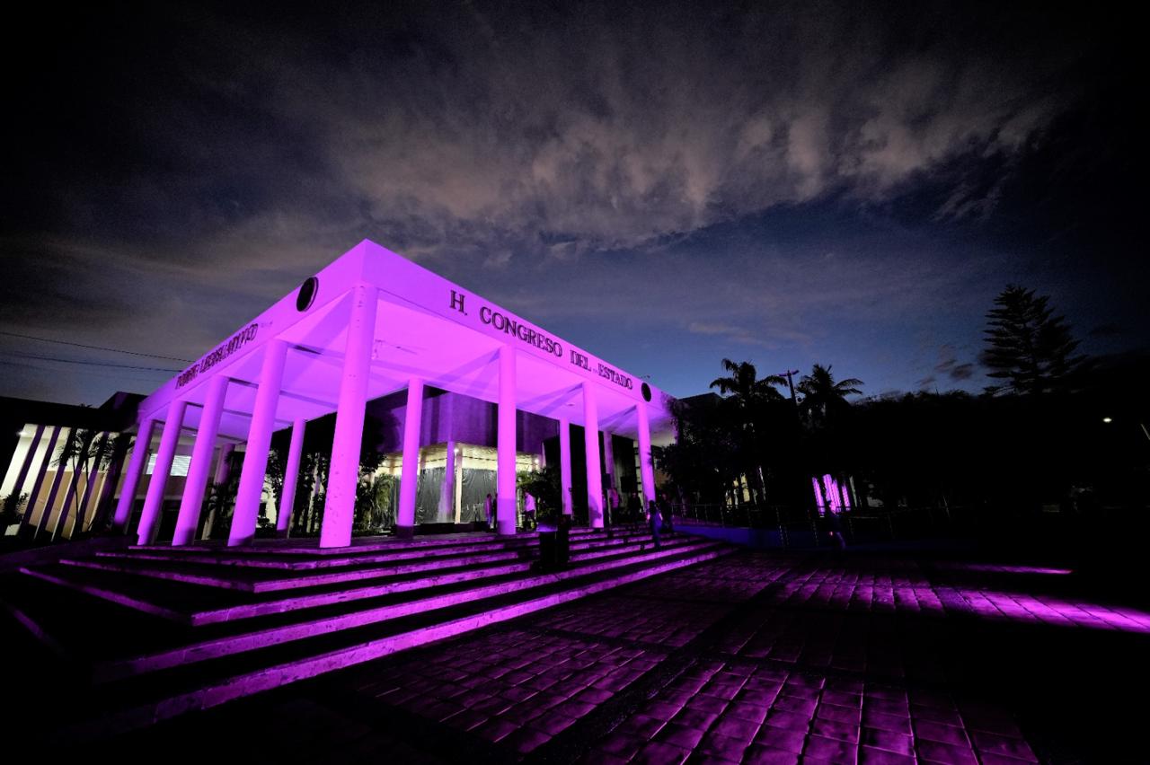 Congreso de Sinaloa se ilumina de morado por el 8M