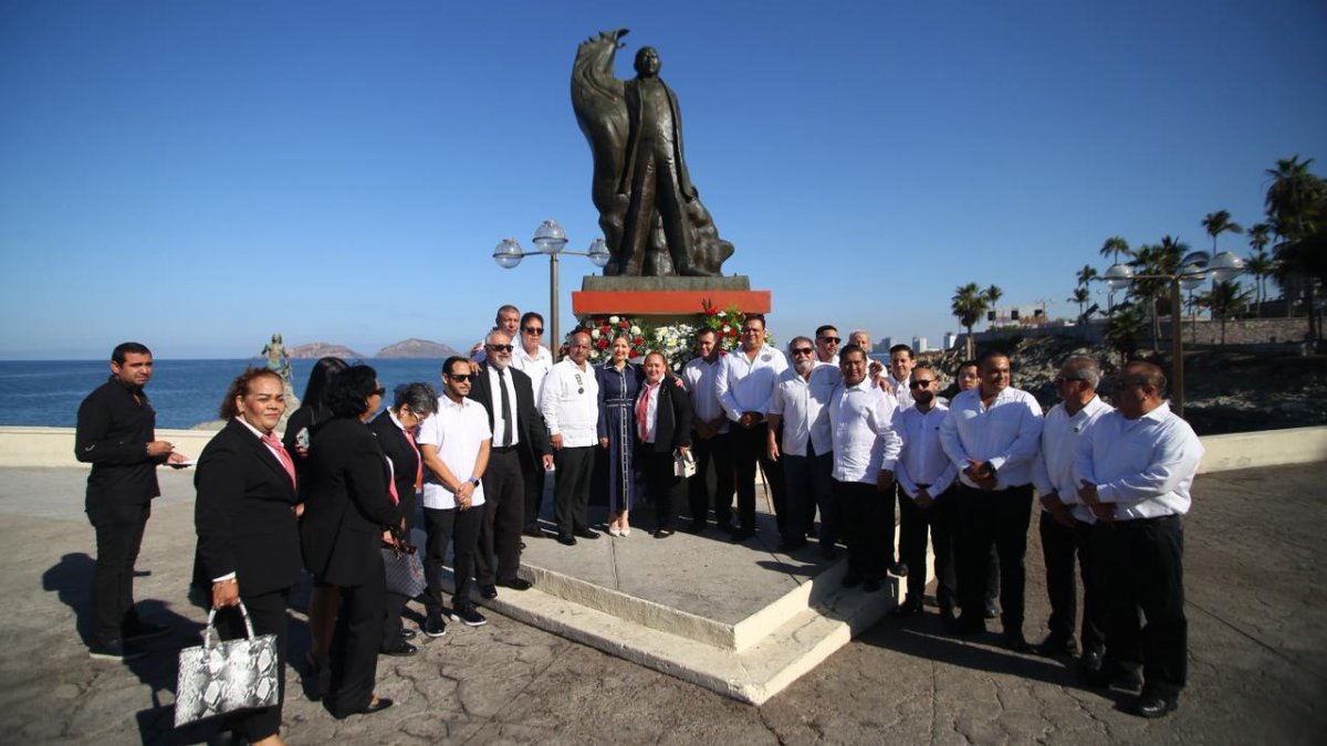 conmemoran en mazatlan sinaloa 220 aniversario del natalicio de benito juarez