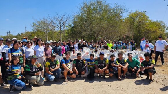Mazatlán, Sinaloa, responde al llamado del agua; más de 300 personas limpian el río Presidio en jornada histórica en Villa Unión