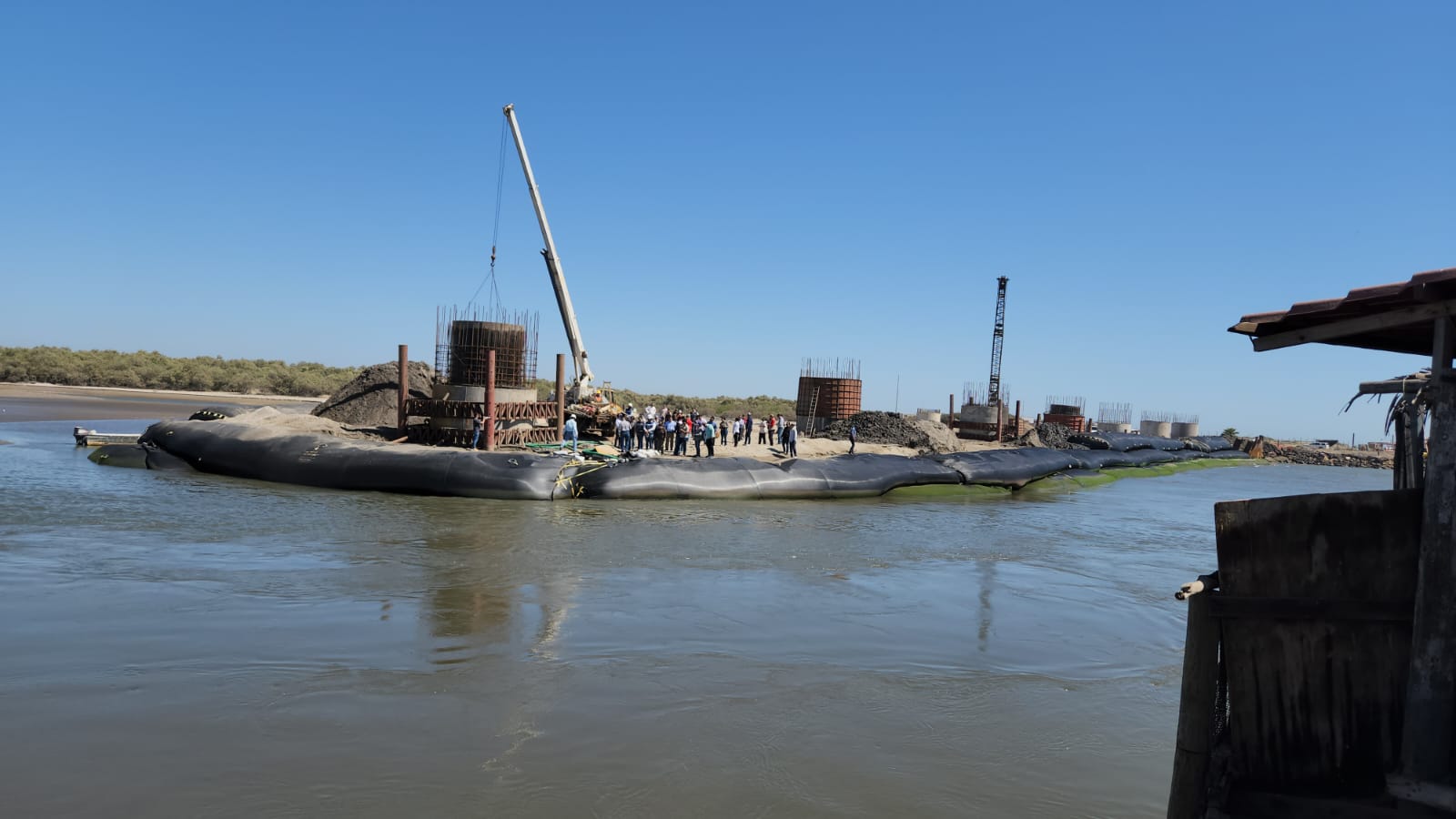 Construcción del puente Bellavista-Las Glorias, en Guasave