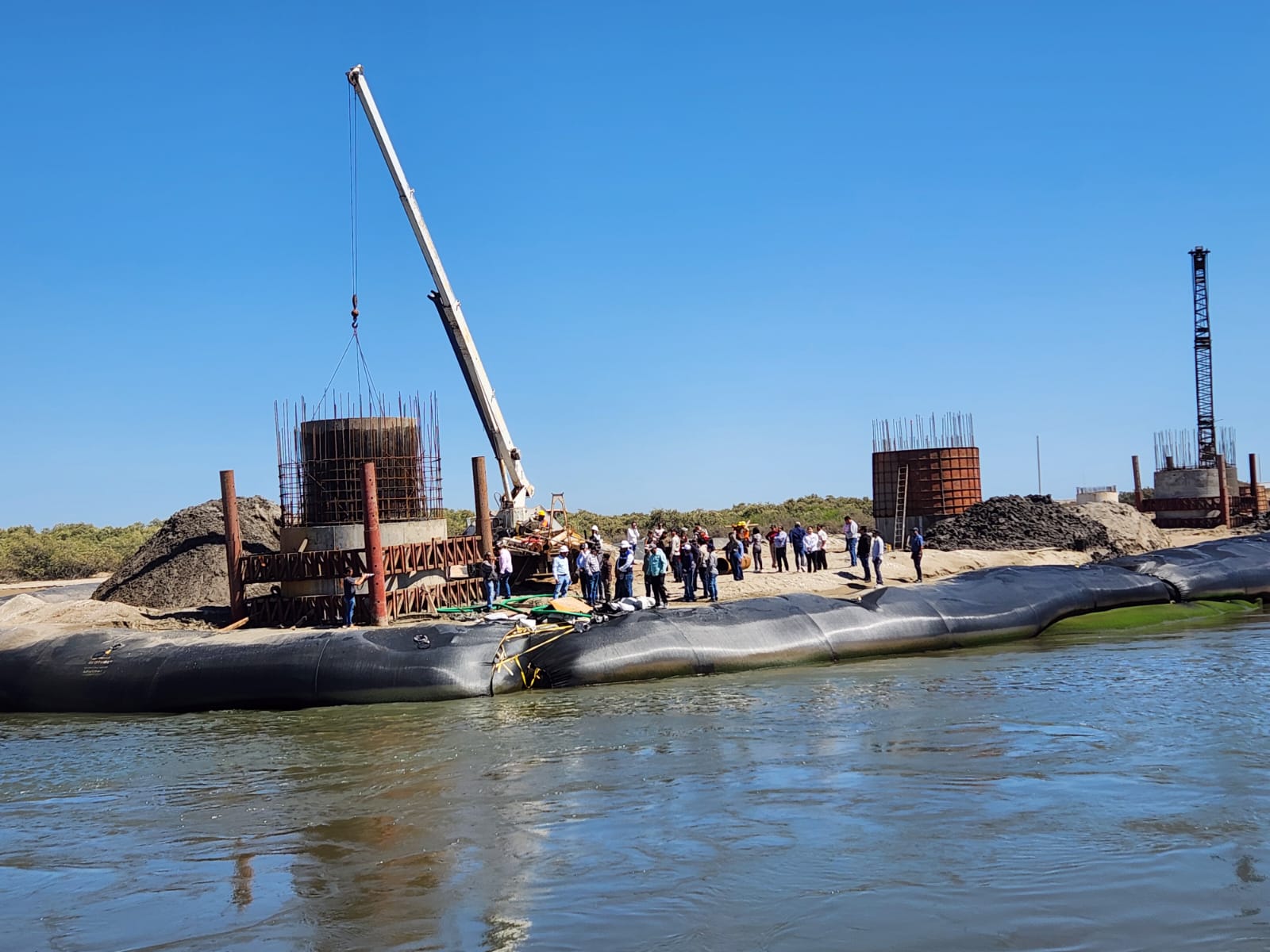 Construcción del puente Bellavista-Las Glorias, en Guasave