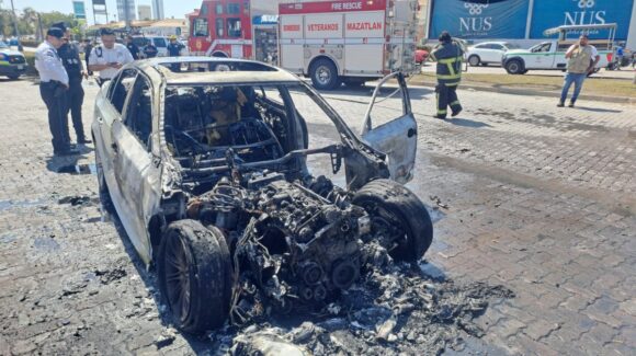 Falla eléctrica habría provocado incendio de BMW en la zona de La Marina en Mazatlán, Sinaloa