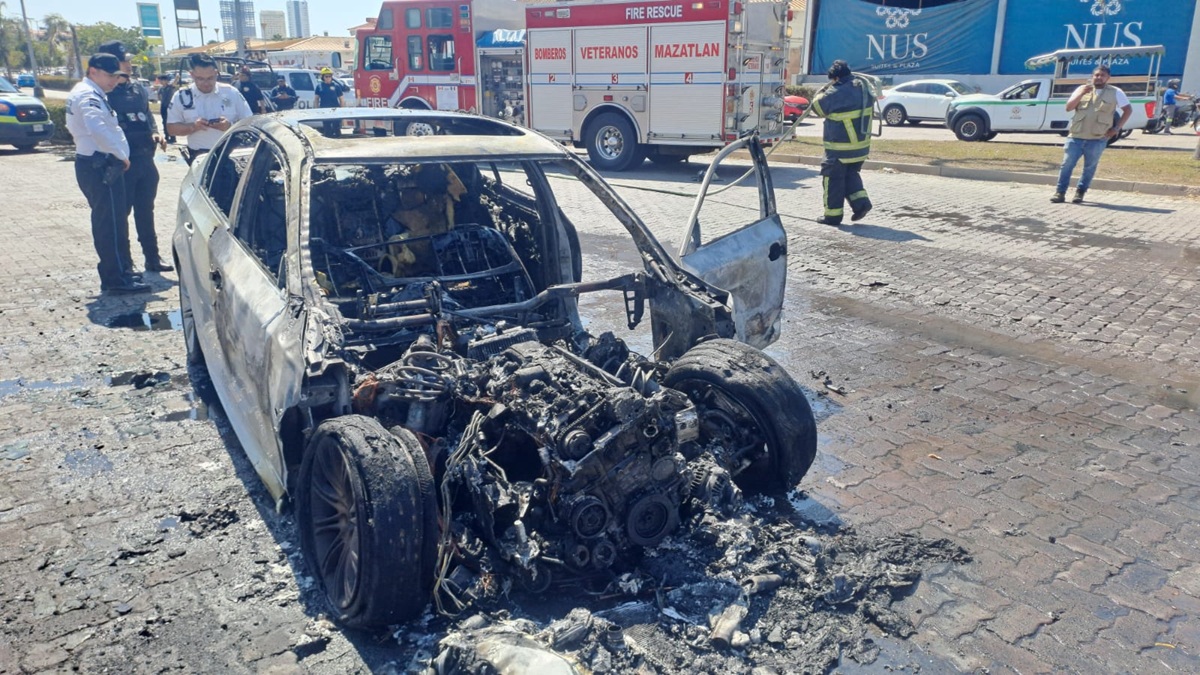 Cortocircuito habría generado incendio en BMW en Mazatlán