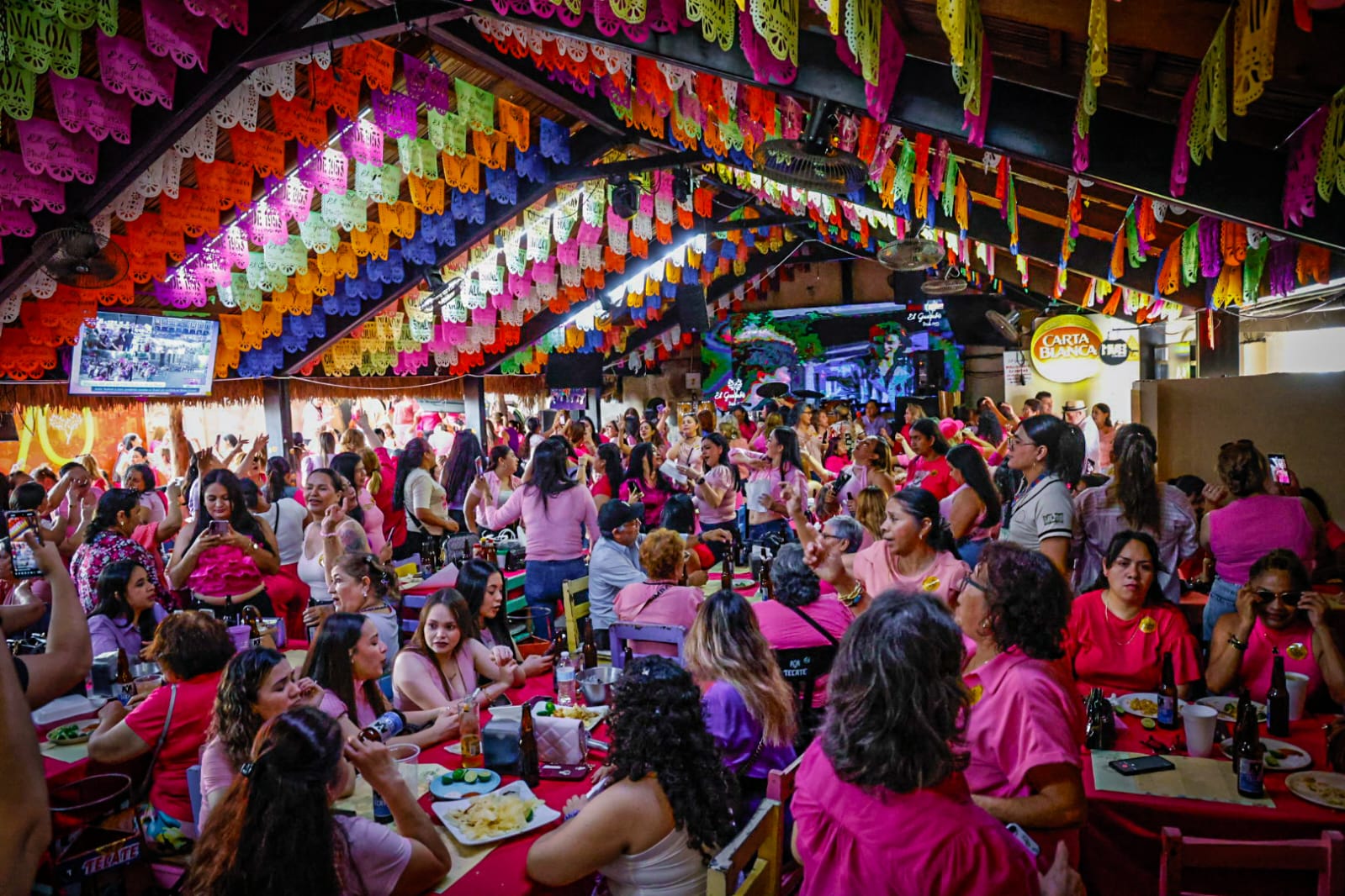 decenas de mujeres acuden al restaurante bar el guayabo a disfrutar de cerveza gratis