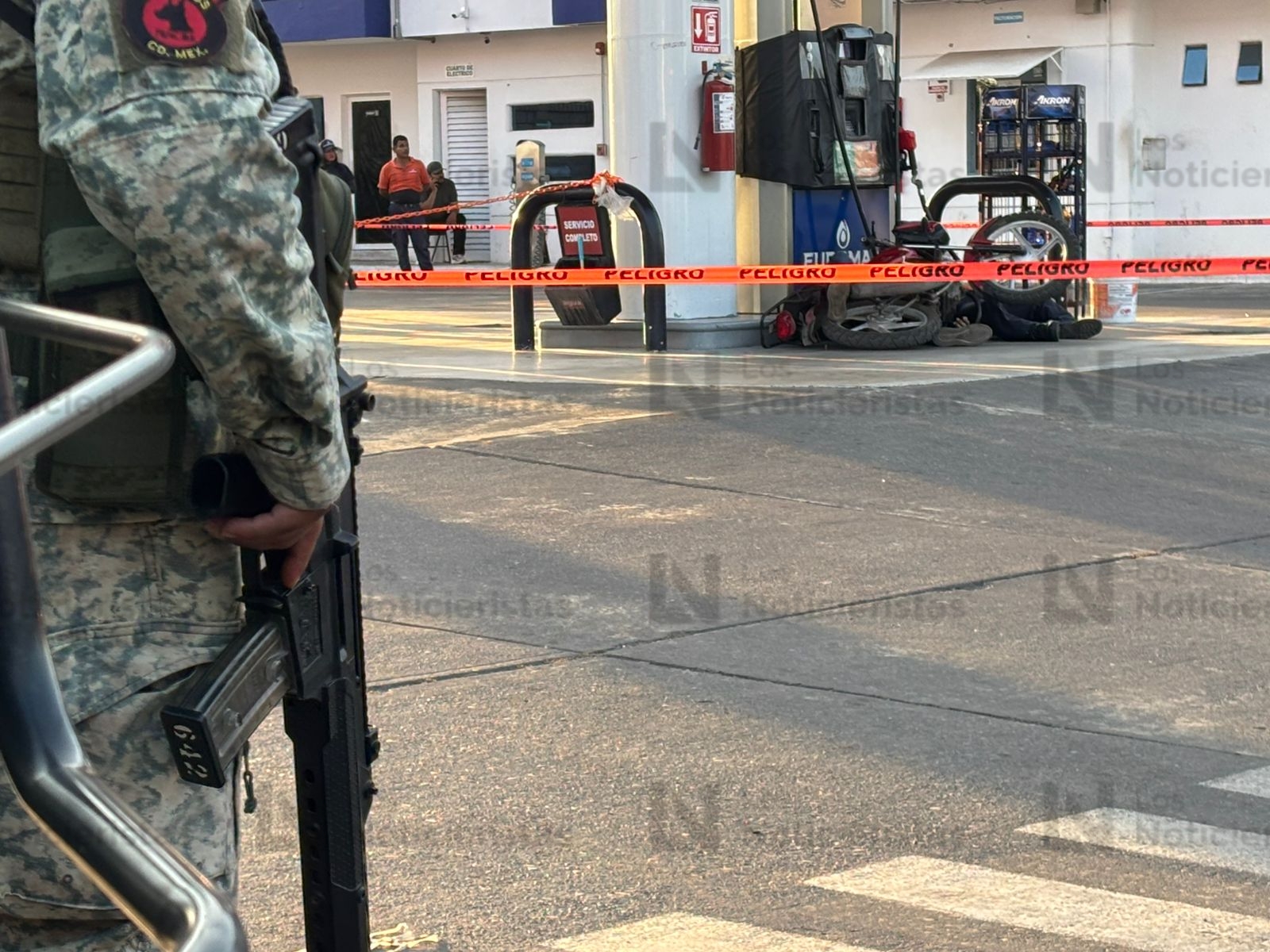 Ejecutan a despachador y a un motociclista en una gasolinera de Barrancos en Culiacán