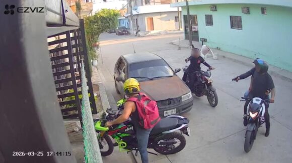 ¡Así de fácil! Motociclista es despojado de su vehículo por cuatro personas armadas en Mazatlán, Sinaloa