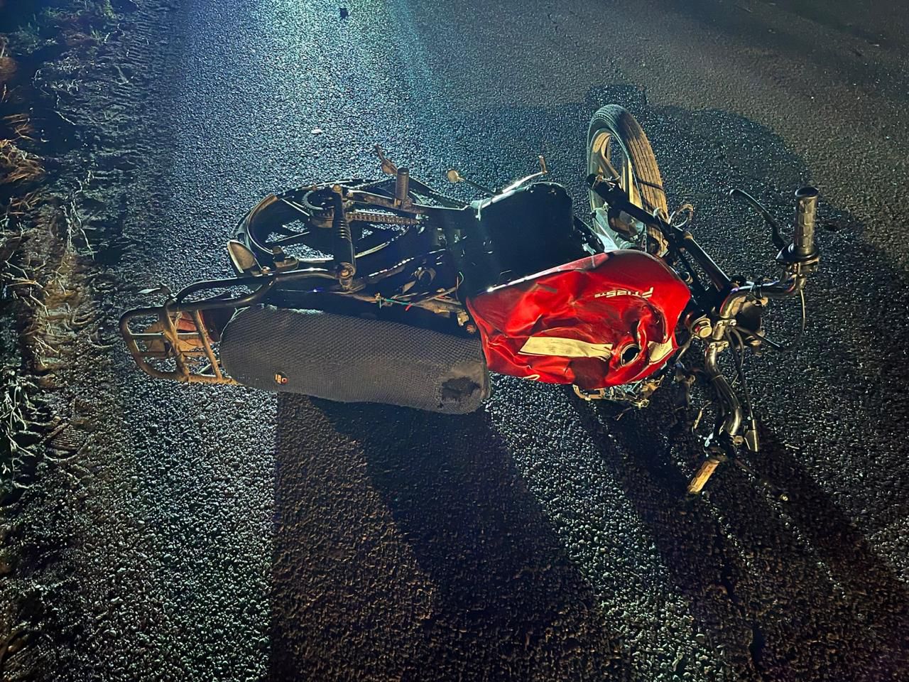 destrozada quedo la motocicleta donde viajaban los jovenes en guasave sinaloa