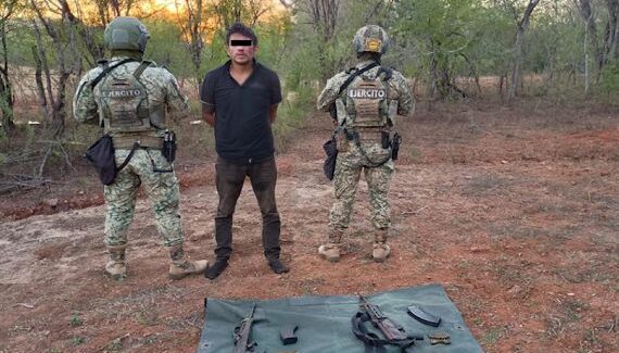 ¡Uno es menor de edad! Ejército detiene a dos hombres en Tepuche, Culiacán; aseguran armas largas y cartuchos