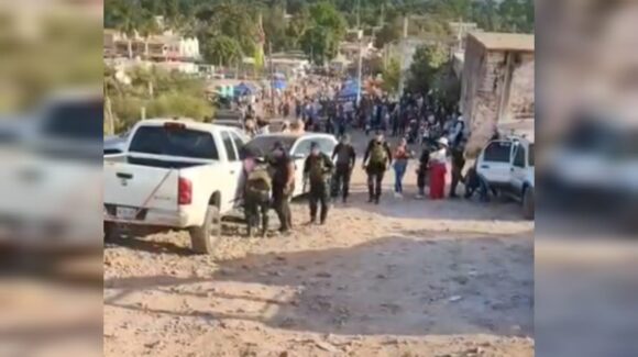 ¡Aplican la Ley Machete! Policías de Ahome, Sinaloa, evitan riña y detienen a hombre en San Miguel Zapotitlán