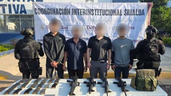 Detienen a cuatro civiles armados con equipo táctico, municiones, cargadores y vehículos en Culiacán, Sinaloa