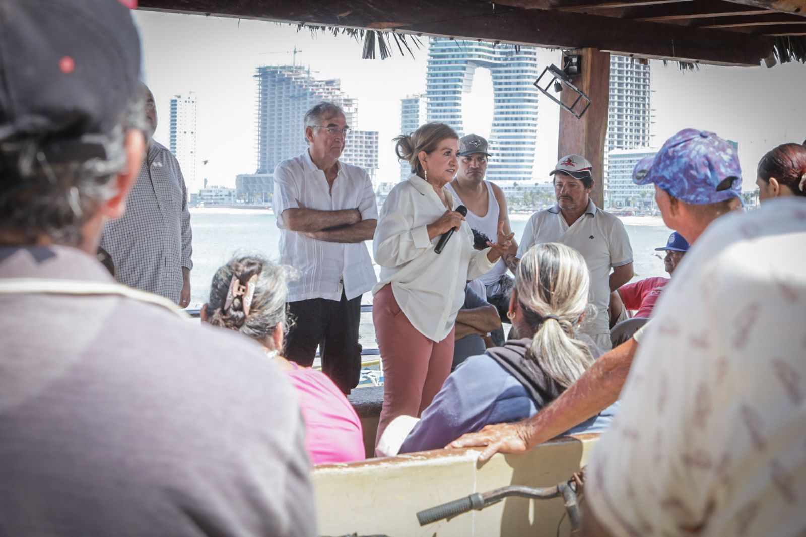 Diputada Tere Guerra se reúne con pescadores de Mazatlán