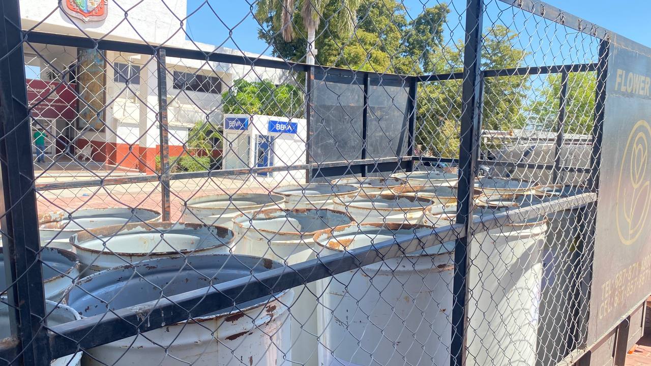 Empresario dona 80 botes de basura para limpieza de Semana Santa en Las Glorias