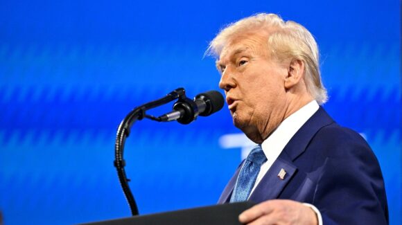 Video: Después de halagarla, Trump imita a Sheinbaum, ante presunta llamada sobre del Golfo de México