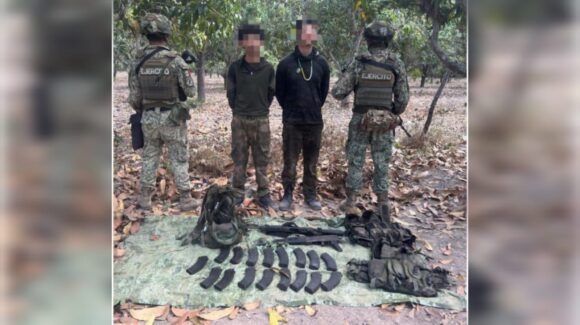 Detienen a dos civiles armados en Escuinapa, Sinaloa; aseguraron más de mil 300 cartuchos y chalecos tácticos