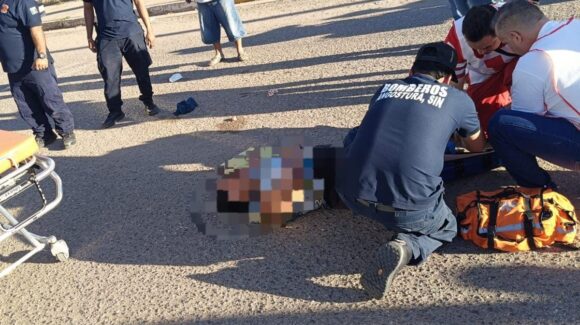 Pareja resulta lesionada tras salida de camino en motocicleta en Capomos, Angostura, Sinaloa