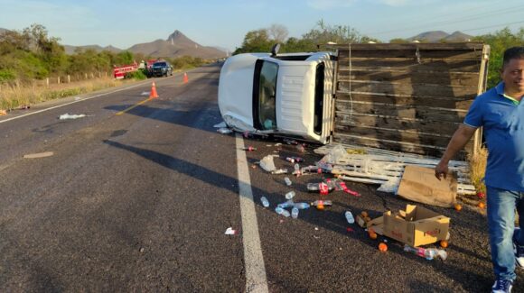 Vuelca camioneta en la México 15 en Mocorito, Sinaloa; dos personas resultan con lesiones leves