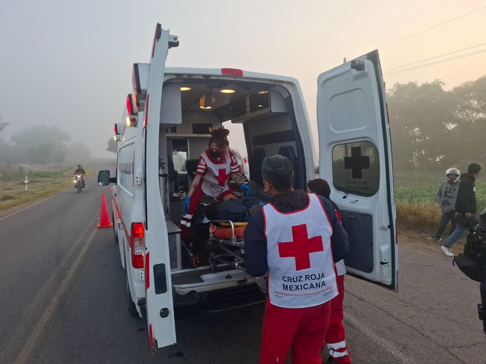 dos motociclistas chocan en la zona rural de guasave resultando heridos