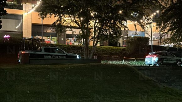 ¡Uno de ellos traía un arma corta! Ejecutan a balazos a dos jóvenes a espaldas de la plaza Cuatro Ríos en Culiacán, Sinaloa