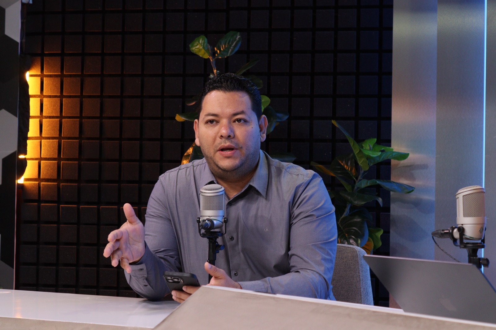 Edgar Barraza Castillo en entrevista durante la primera emisión de Los Noticieristas