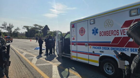 Ejecutan a balazos a joven al norte de Mazatlán, Sinaloa; quedó tendido en el entronque entre la Libre y Maxipista