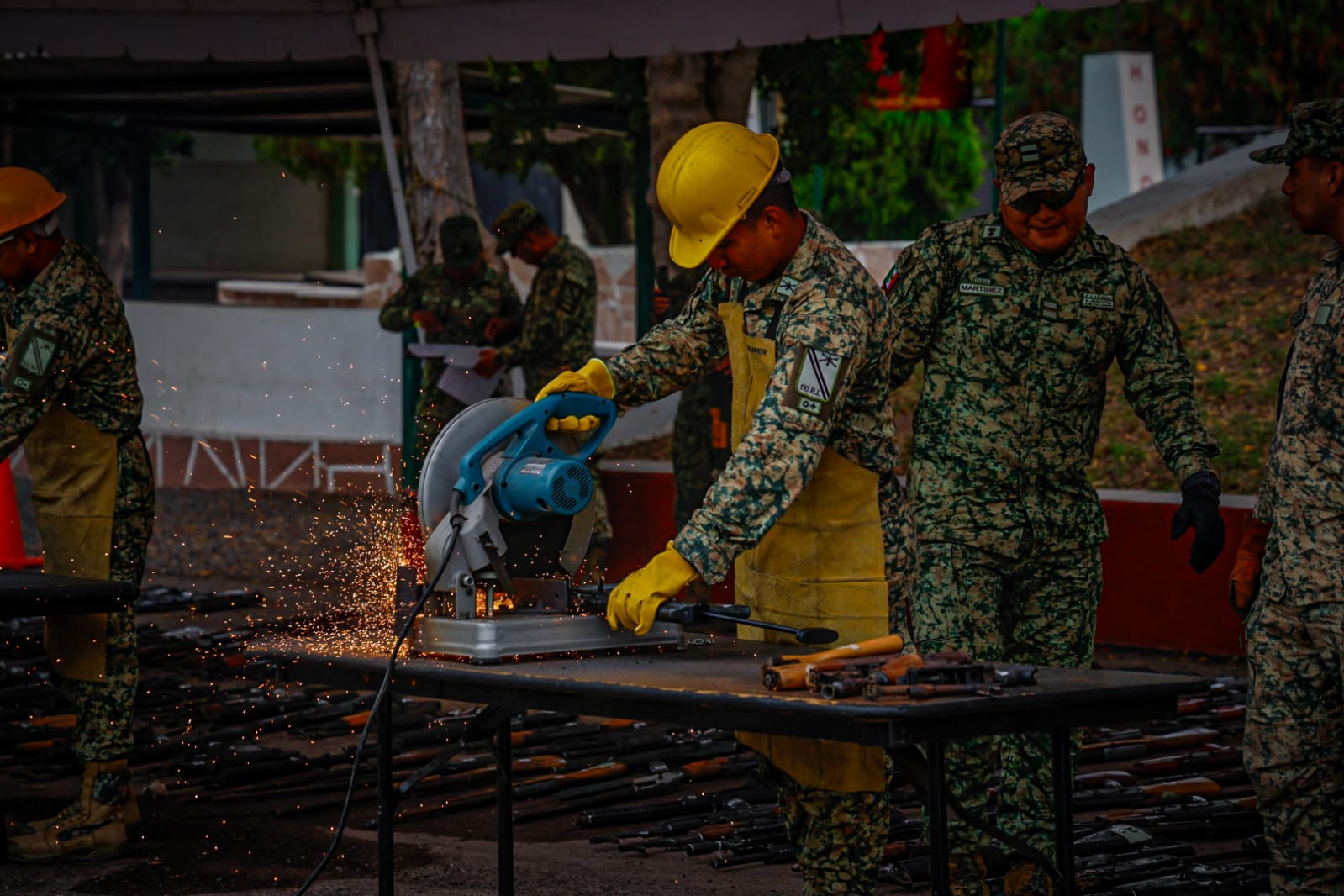 Personal del Ejército destruyendo armas