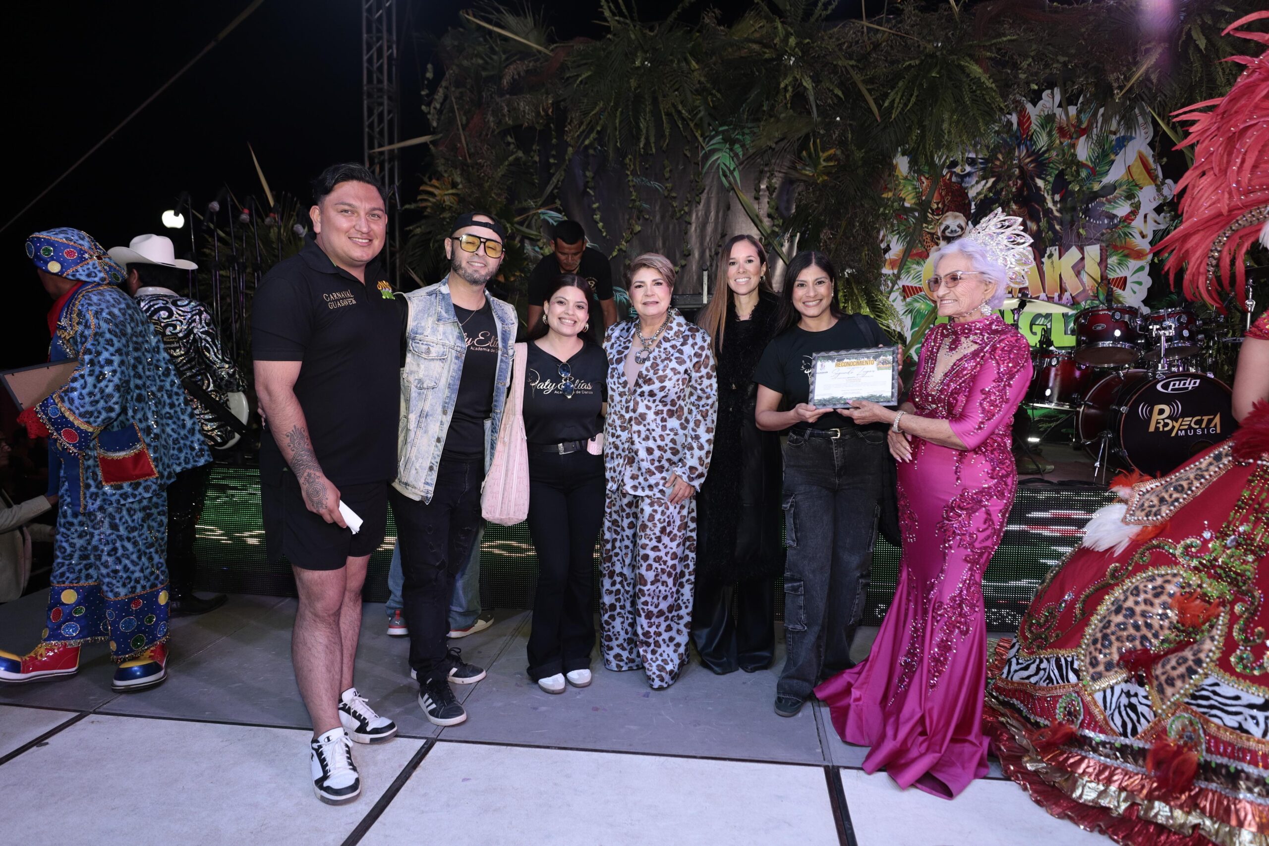 el carnaval de guasave concluye premiando a sus mejore comparsas ganadoras en el malecon