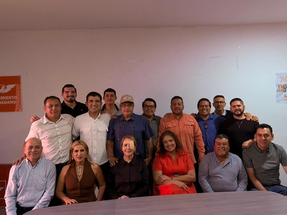 "Ely" Montoya con militantes de MC en Mazatlán