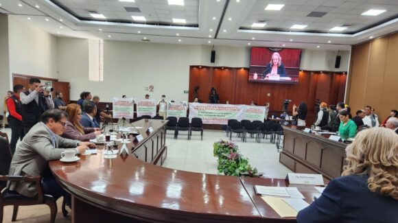 Emma Zermeño se manifiesta en el Congreso de Sinaloa por uso de chats en denuncia por violencia política