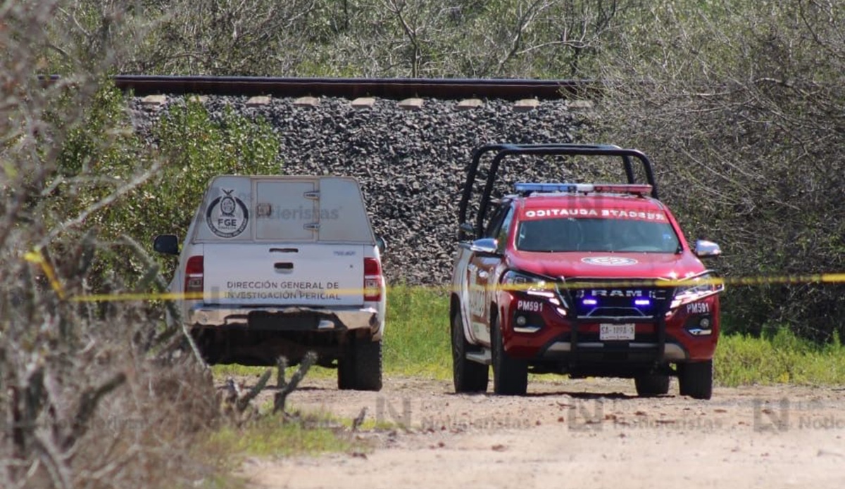 Autoridades resguardan el sitio donde fueron encontrados dos cuerpos con huellas de tortura