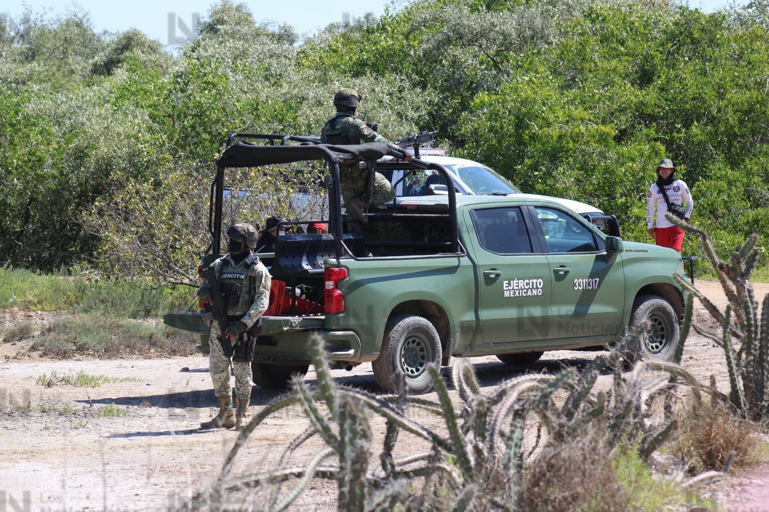 Autoridades resguardan el sitio donde fueron encontrados dos cuerpos con huellas de tortura