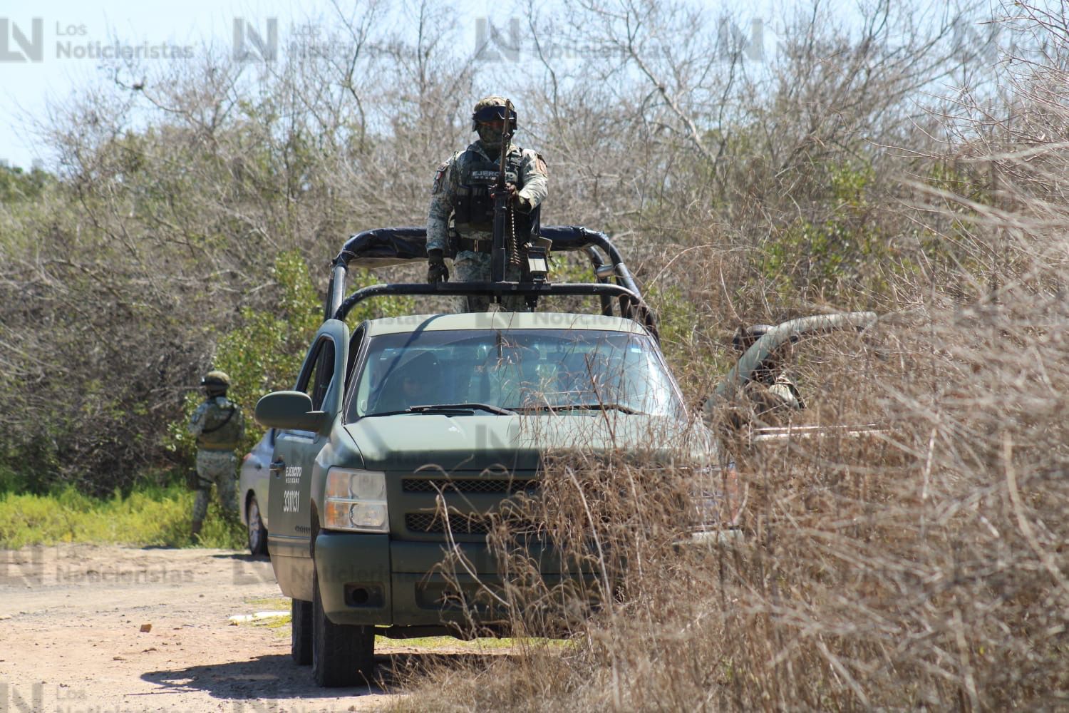 Autoridades resguardan el sitio donde fueron encontrados dos cuerpos con huellas de tortura