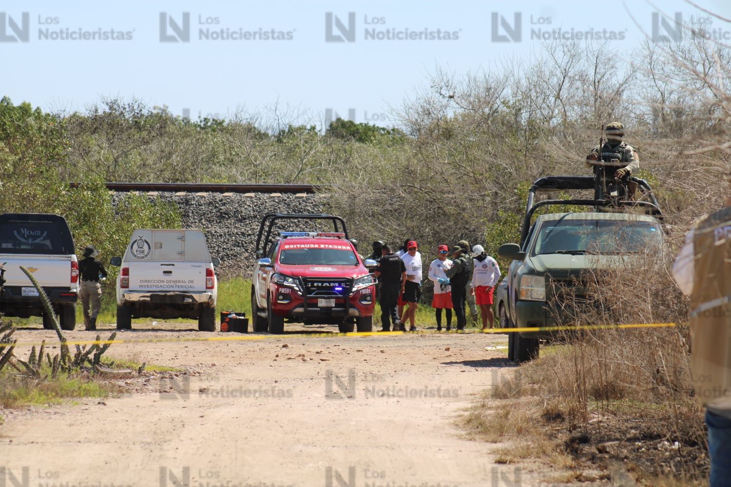 Autoridades resguardan el sitio donde fueron encontrados dos cuerpos con huellas de tortura