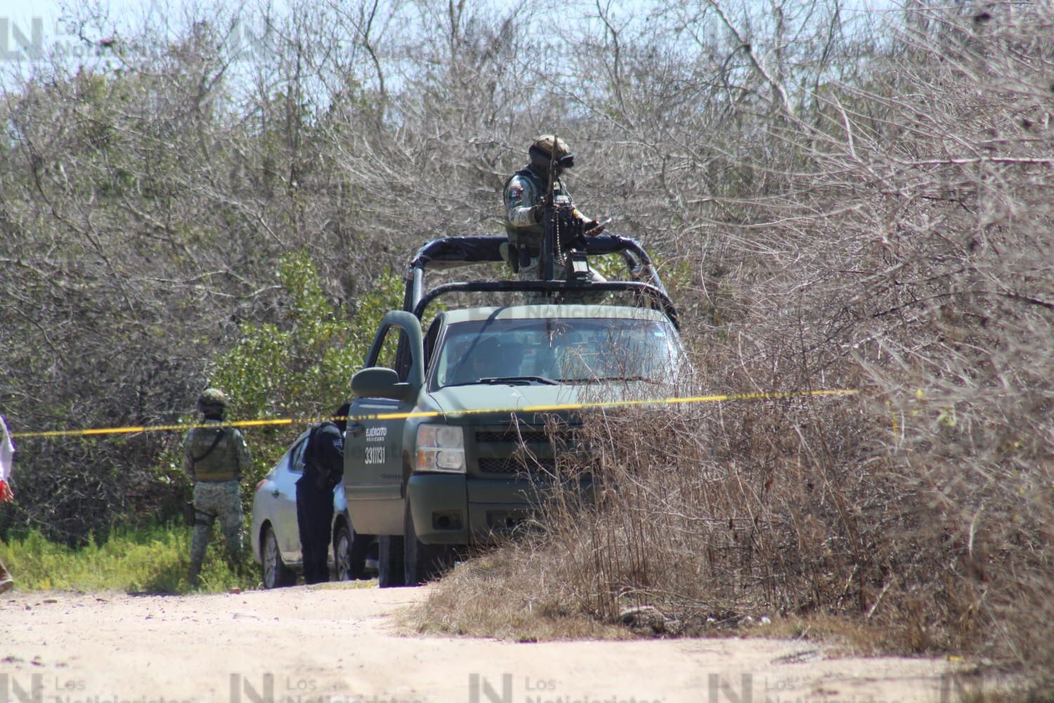 Autoridades resguardan el sitio donde fueron encontrados dos cuerpos con huellas de tortura