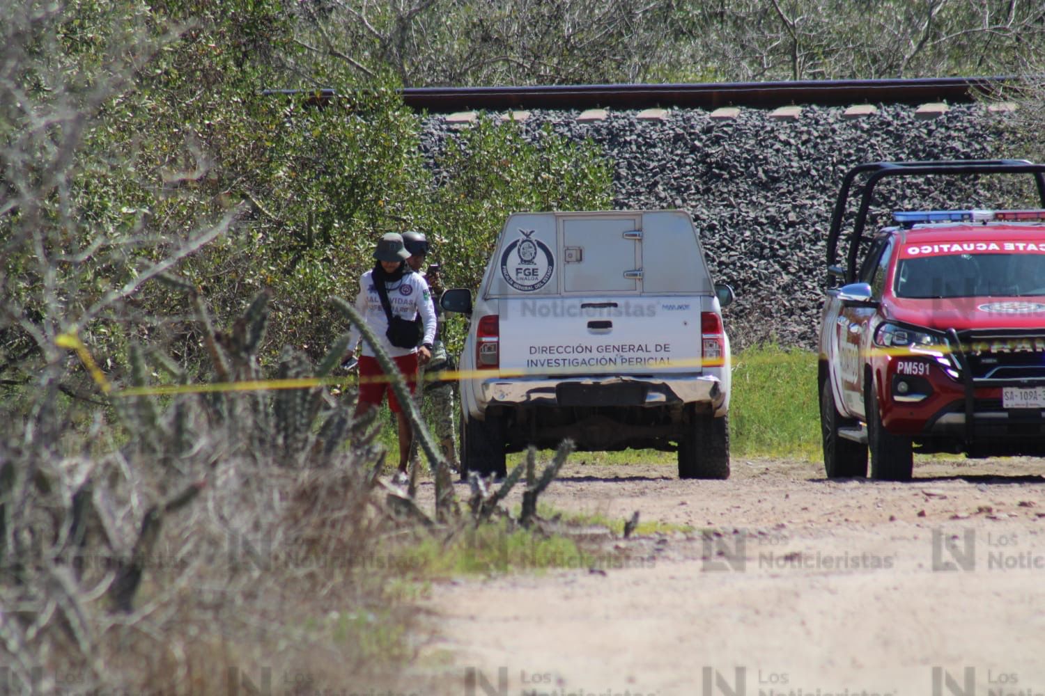 Autoridades resguardan el sitio donde fueron encontrados dos cuerpos con huellas de tortura