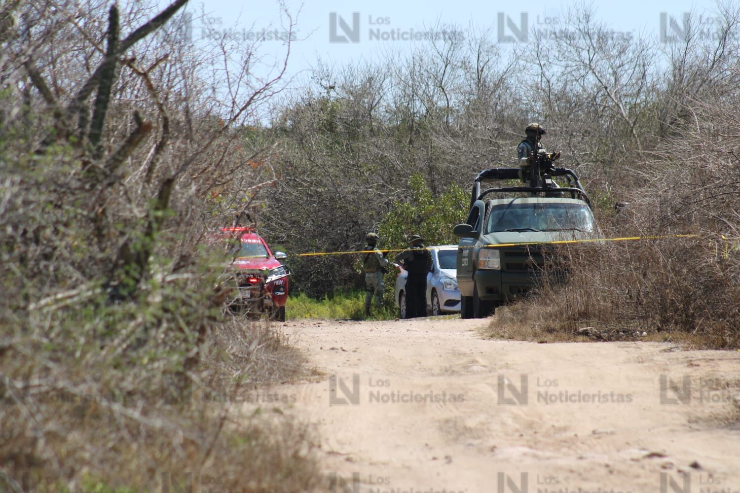 Autoridades resguardan el sitio donde fueron encontrados dos cuerpos con huellas de tortura