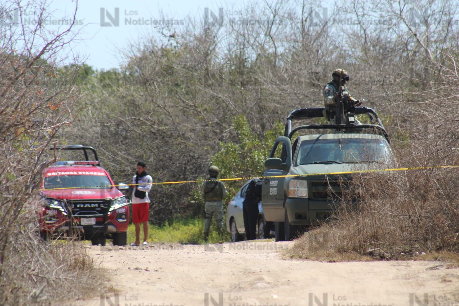 Autoridades resguardan el sitio donde fueron encontrados dos cuerpos con huellas de tortura