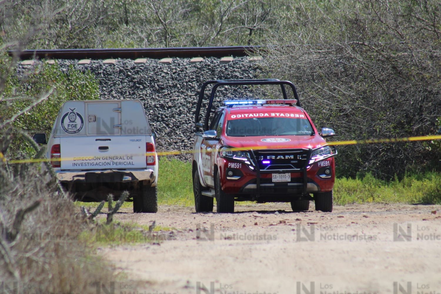 Autoridades resguardan el sitio donde fueron encontrados dos cuerpos con huellas de tortura