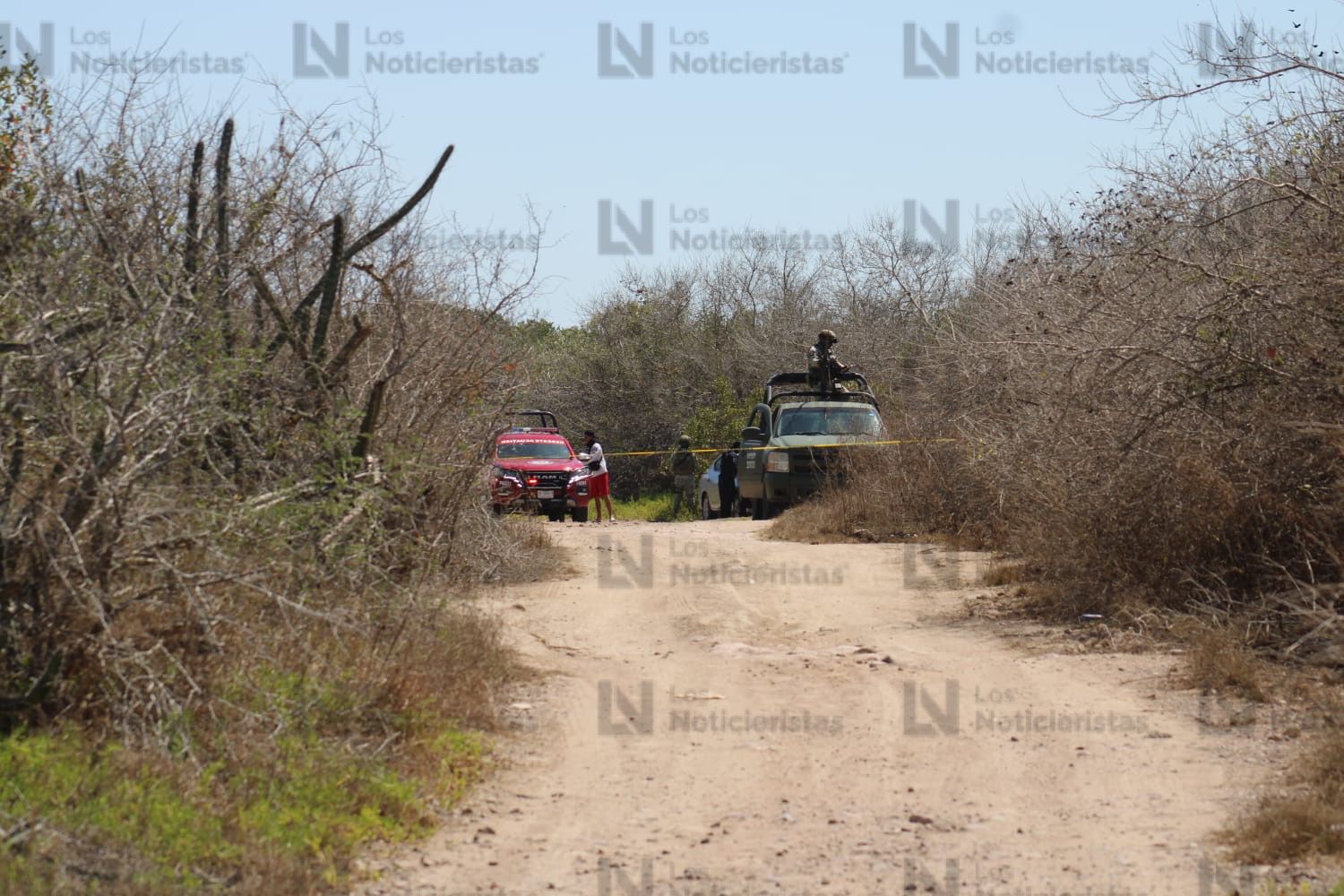 Autoridades resguardan el sitio donde fueron encontrados dos cuerpos con huellas de tortura