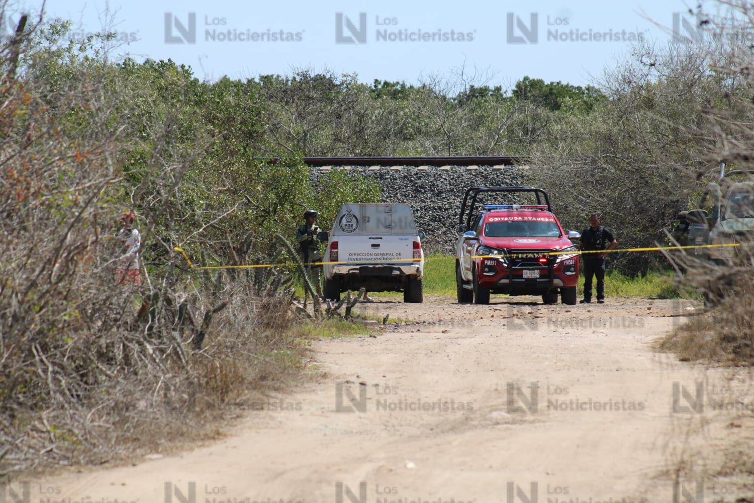Autoridades resguardan el sitio donde fueron encontrados dos cuerpos con huellas de tortura