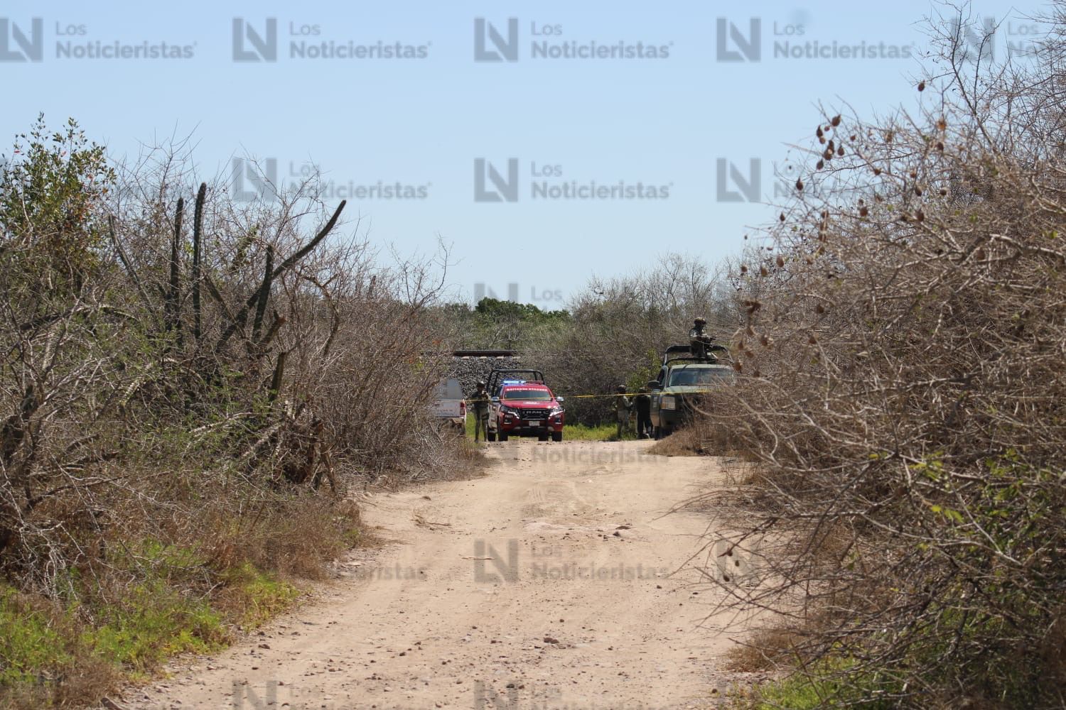 Autoridades resguardan el sitio donde fueron encontrados dos cuerpos con huellas de tortura