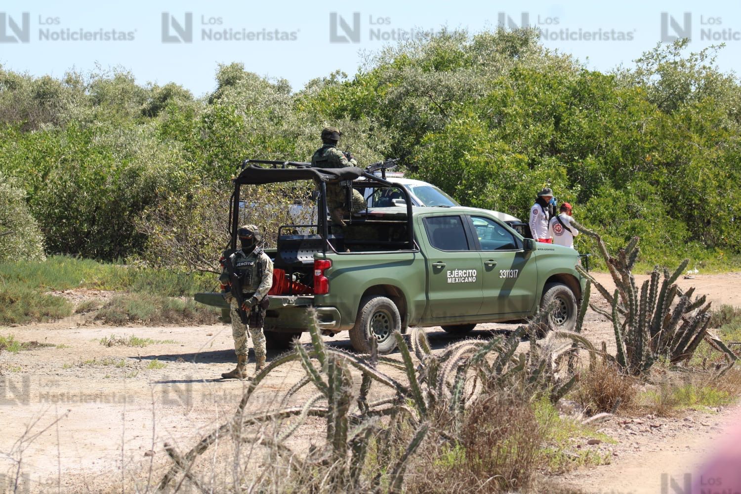Autoridades resguardan el sitio donde fueron encontrados dos cuerpos con huellas de tortura