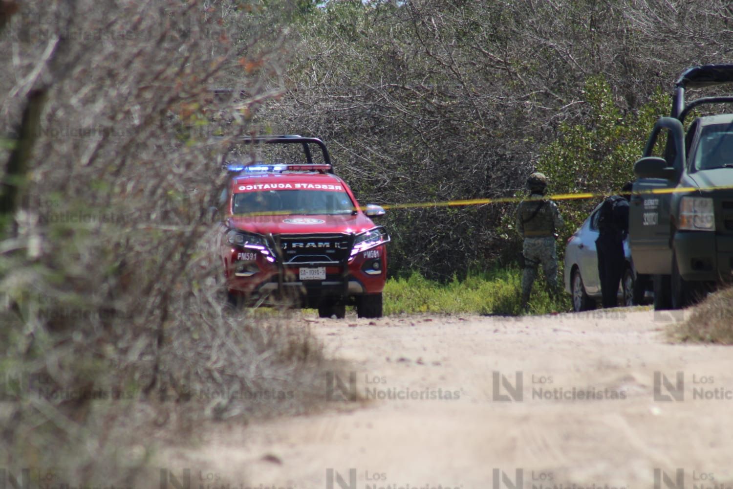 Autoridades resguardan el sitio donde fueron encontrados dos cuerpos con huellas de tortura