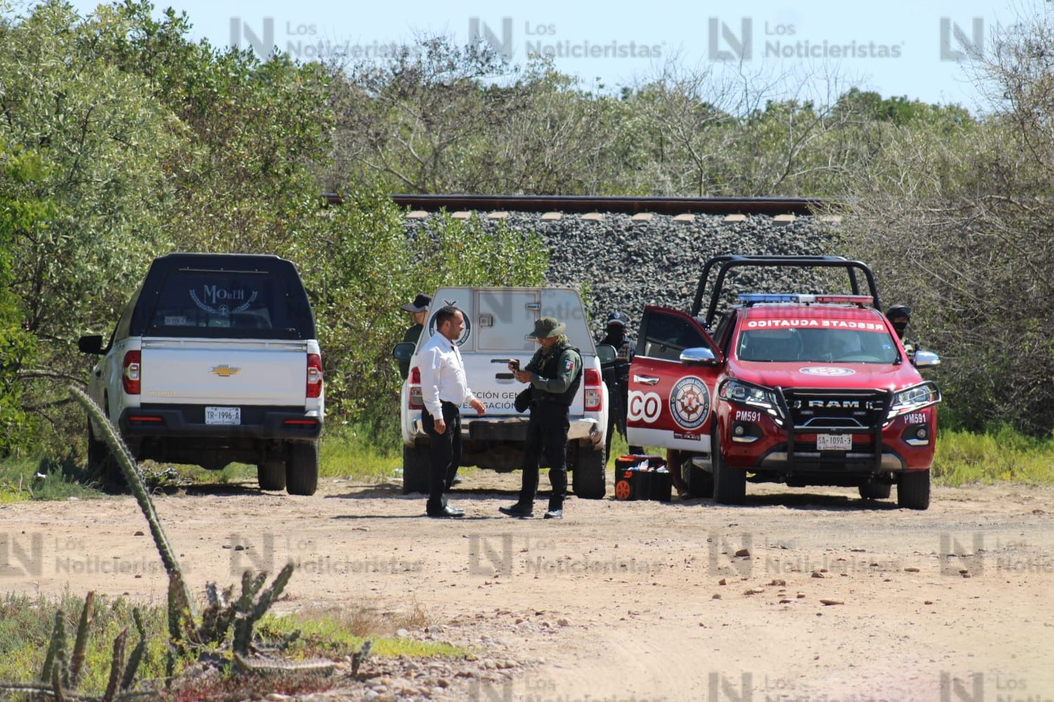 Autoridades resguardan el sitio donde fueron encontrados dos cuerpos con huellas de tortura