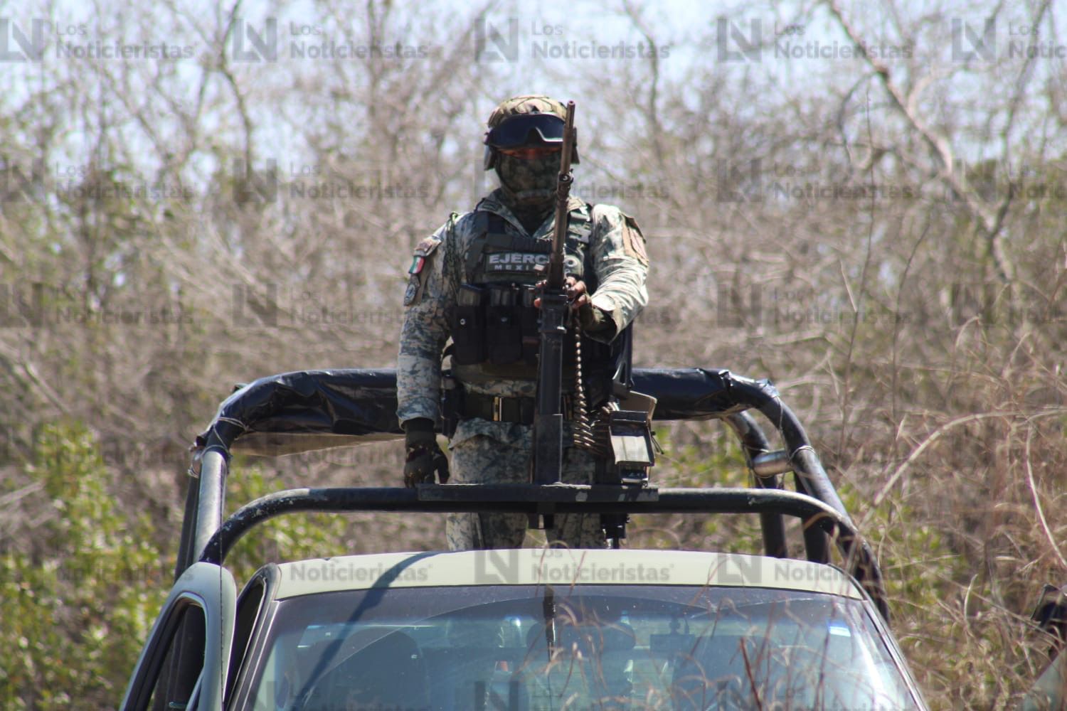 Autoridades resguardan el sitio donde fueron encontrados dos cuerpos con huellas de tortura